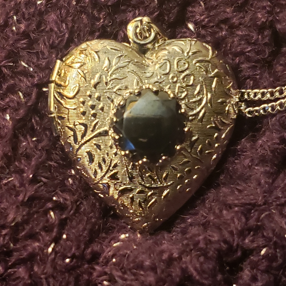 Heart Locket 🌹 Silver Valentine's Day ❤️🎀❤️ FREE 🌈 Heart Special ❤️ - Picture 10 of 13